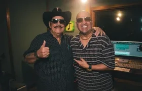 Aníbal Velásquez y Chatella grabando la canción. 