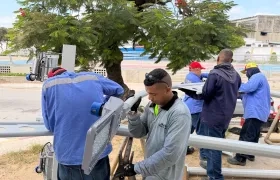 Instalación de luminaria en el Malecón de Rebolo. 