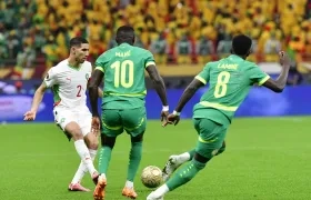 Acción de juego de la final entre Marruecos y Senegal.