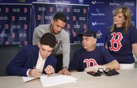 Harry José Canedo Name firmando con Boston Red Sox. 