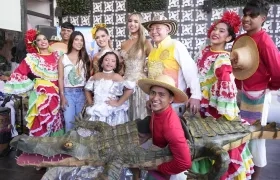 Sahara Ledesma y María Sofía Infante, reinas del Festival; María Fernández, gestora social; el alcalde Luis Fernández Quinto, y la Reina del Carnaval de la 44, Sharon Hurtado.