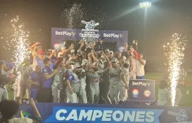 El festejo de los peloteros de Caimanes tras conquistar su decimoquinto título en el béisbol profesional colombiano.