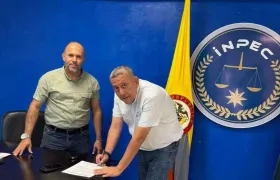 Edgar Rodríguez (blanco), director de la cárcel de Neiva, y el subdirector Renato Solano (verde).