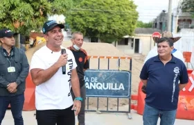 Alcalde Char en la entrega de las vías pavimentadas en Las Palmas.