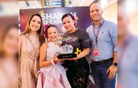 La reina infantil Sharon Acosta recibe su corona 'Latido del Son Caribe'.