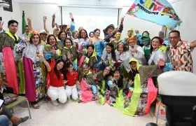Integrantes de la Chiva Periodística junto a Reyes del Carnaval, Michelle Char y Adolfo Maury. 