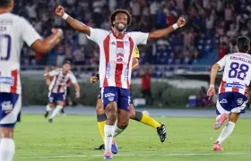 Didier Moreno celebran un gol con Junior. 