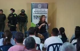 Paola Amar, secretaria de Educación de Barranquilla, en charla con docentes y directivos.