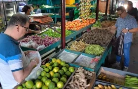 Compradores en las instalaciones de Granabastos. 