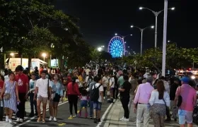 Visitantes en el Gran Malecón.