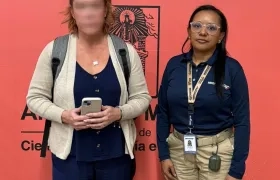 Mujer estadounidense inadmitida en Colombia. 