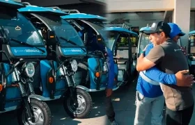 Alcalde Char durante la entrega de los vehículos eléctricos a los mototaxistas. 
