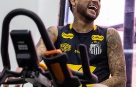 Neymar renovó contrato hasta diciembre de este año con el Santos.