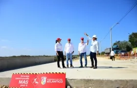 Gobernador Verano durante la inspección de obras en Juan Mina.