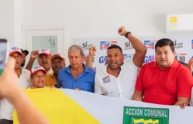Óscar David Galán junto al movimiento comunal.