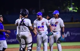 Pedro García, pitcher cerrador de Caimanes, celebra la victoria de su equipo. 