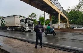 Puente peatonal en la calle 30, en Soledad.