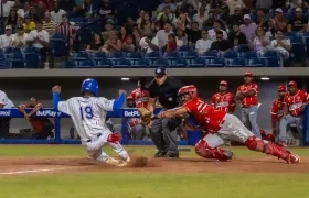 El dominicano Magneuris Sierra anota una carrera para Caimanes, en el sexto inning.