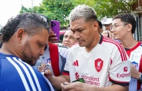 Teo firmó autógrafos y se tomó fotos con los hinchas. 