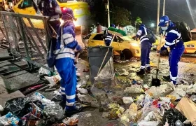 Operarios de Triple A durante operación de limpieza en la ciudad. 