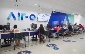 Usuarios en las oficinas de Air-e. 