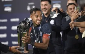 Sebastián Villa festejando la conquista de la Copa Argentina con Independiente Rivadavia.