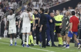 Momento del cruce entre Vinicius y Diego Simeone, técnico del Real Madrid. 