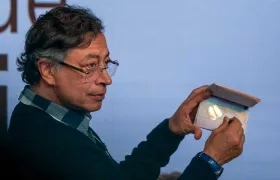 El Presidente Petro con el nuevo pasaporte.