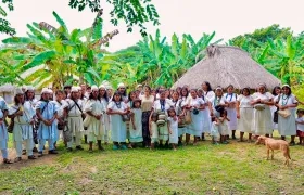 Irene Vélez, Ministra de Ambiente, junto a la comunidad de los pueblos Arhuaco, Taganga y la Confederación Indígena Tayrona.