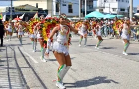 Grupos folclóricos que hacen parte del desfile. 