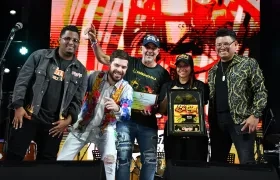 Anamilé Madera, hija de Edwin Madera, recibiendo el reconocimiento.