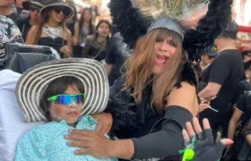 Adolfo Maury, Rey Momo 2026 vestido de viuda de Joselito. El niño Pedro Fandiño, de la danza El garabatico de la 8, hace las veces de Joselito.