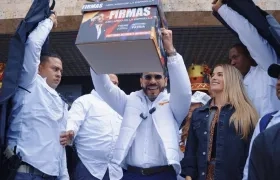 Abelardo De La Espriella en la entrega de firmas.