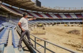 El alcalde Alejandro Char inspeccionando las obras en el Metropolitano. 
