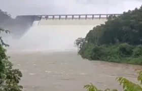 Hidroeléctrica Urrá realizando descarga al río Sinú. 