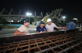 Alcalde Alejandro Char inspeccionando los trabajos en el Metropolitano.