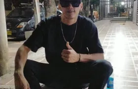 Así estaba vestido el joven cuando desapareció.