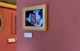 La foto del expríncipe Andrés en el Louvre.