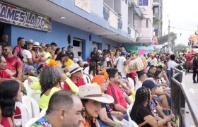 Asistentes para observa La Guachera, en la carrera 44. 