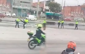 Momento en que uno de los policías era golpeado por su compañero. 