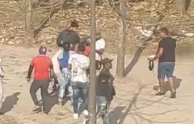 Momento en que la víctima es auxiliada para ser trasladada a un centro asistencial. 