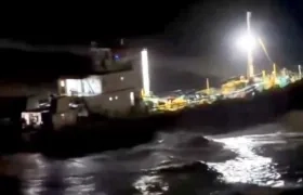 Barco encalló en playa Los Cocos.