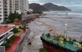 Buque a pocos metros de una casa.