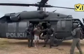 Es requerido por los delitos de secuestro extorsivo, tráfico de armas de fuego y concierto para delinquir.