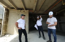 Alcalde Char durante la inspección de las obras en Rebolo. 