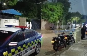 La Policía y el CTI de la Fiscalía inspeccionando el lugar donde explotó el artefacto explosivo 