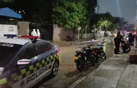 CTI y la Policía en el lugar del atentado en la parte externa de la Distrital El Bosque. 