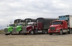 Camiones de carga en la zona fronteriza de Colombia con Ecuador en Rumichaca (Ecuador)