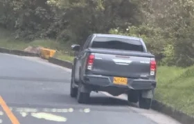 Camioneta abandonada en la vía donde se transportaba la senadora con dos de sus escoltas. 