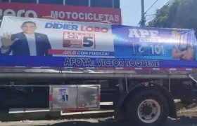 Carrotanque con publicidades de Didier Lobo y Ape Cuello.